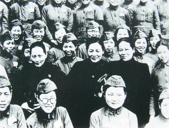 1280px-Soong_Sisters_visiting_Nationalist_soldiers